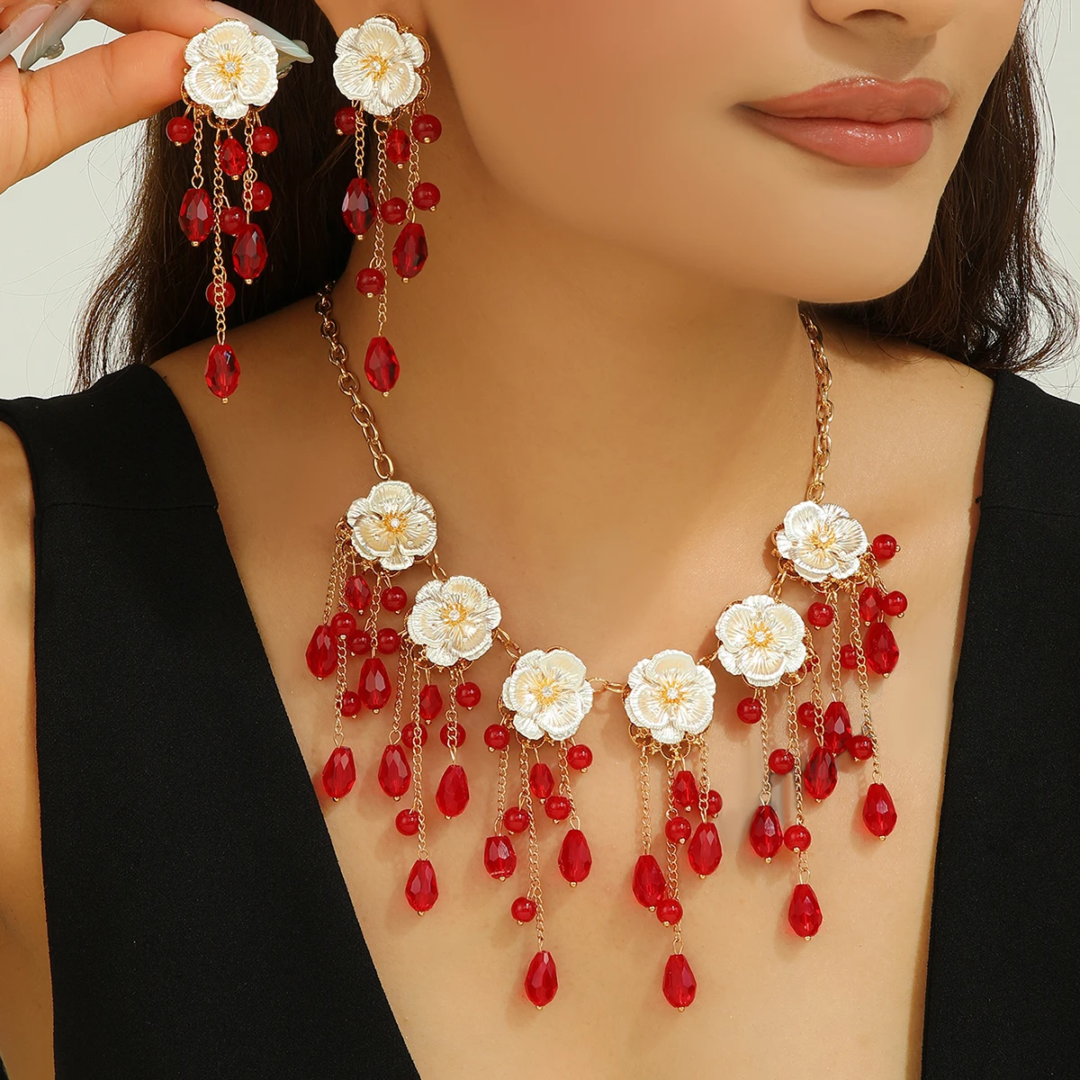 

Роскошный женский комплект ювелирных изделий из 3 предметов: ожерелье с подвеской из белого цветка и красного кристалла + висячие серьги, свадебный подарок на день Святого Валентина, повседневная одежда