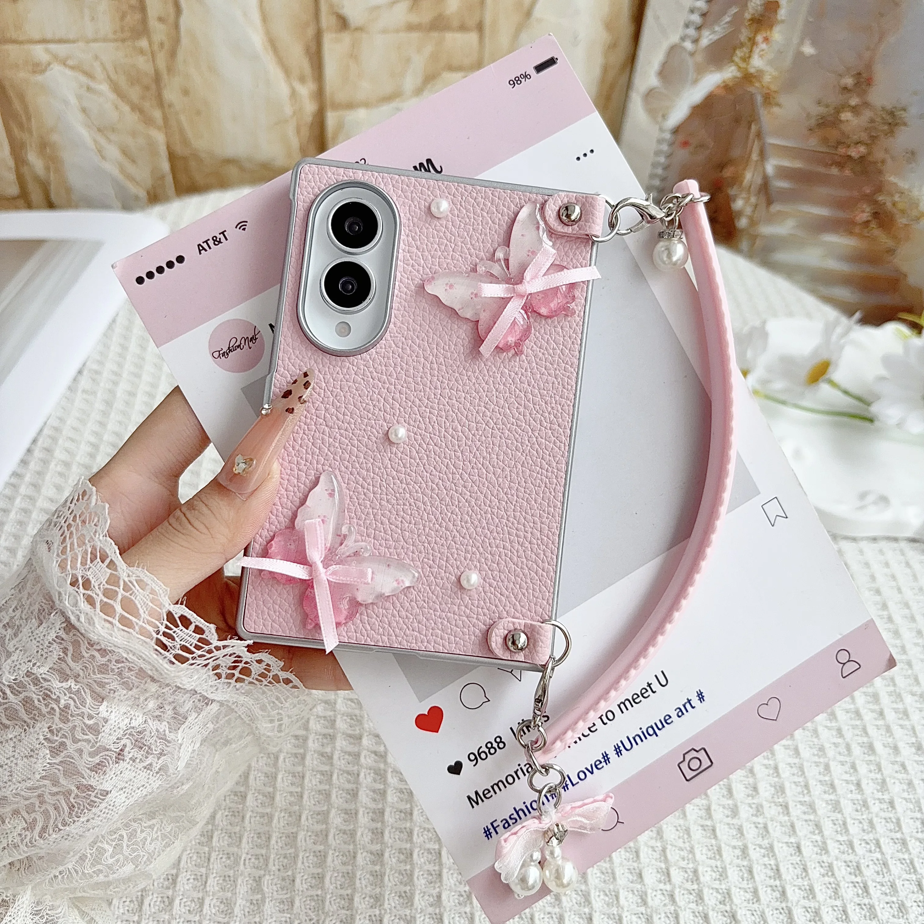 Etui na telefon Samsung Galaxy Z Fold8 Fold 8 Wide ze skóry z wzorem 3D motyla, perłami i liściem litchi, odporne na wstrząsy, z elastycznym paskiem, smukłe.