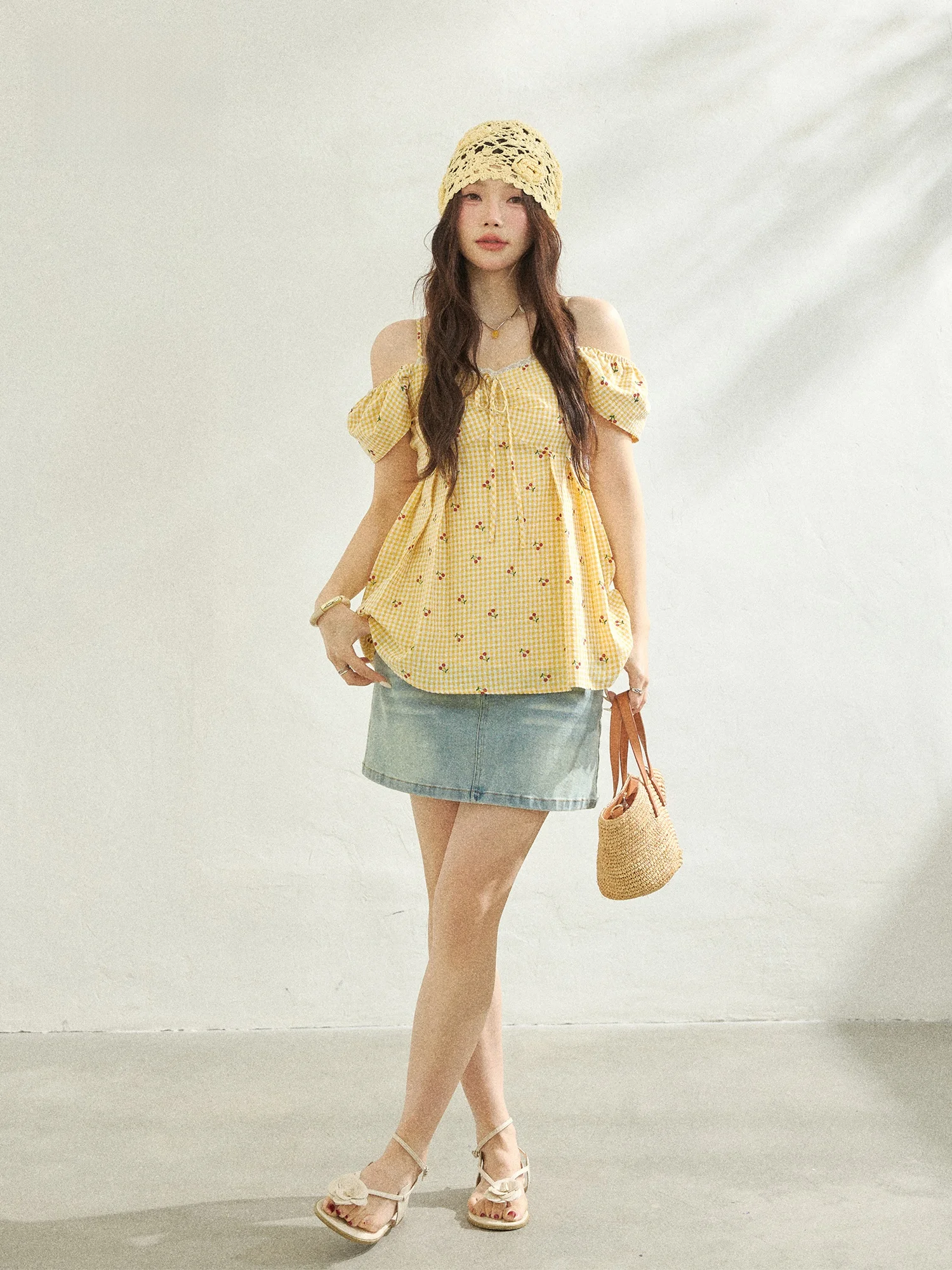 

Женский комплект: короткое платье с вишневым принтом и открытыми плечами, джинсовая юбка с высокой талией. Летний повседневный модный ансамбль в корейском стиле.