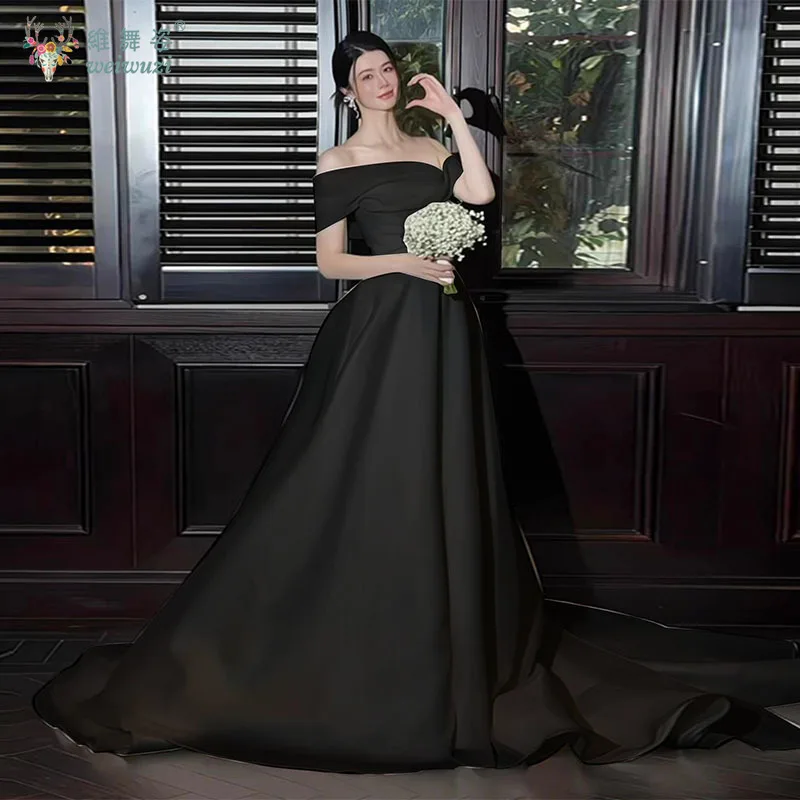 Abito da sposa da sposa con strascico in stile francese minimalista con spalle scoperte e abito da sposa a trapezio e leggero sul pavimento