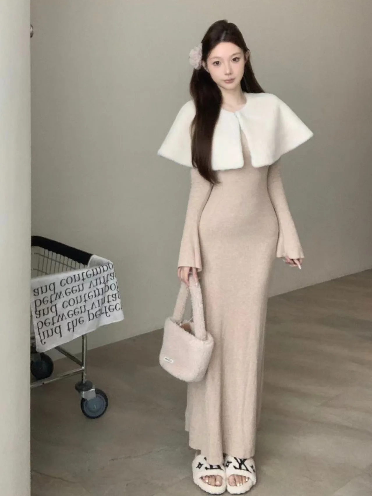 

Комплект из двух предметов: приталенное вязаное пальто с мехом и топ для женщин, осенне-зимний повседневный стиль, средней толщины, китайский бренд, модный комплект