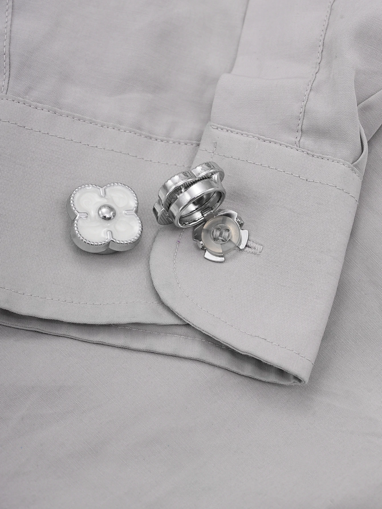1/2/5pcsLuxury Four-leaf Clover Metal Clip for Women's Clothing Compatible with Shirts Dresses Knitted Open Cardigans And More