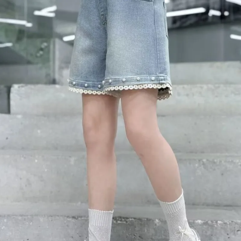 

Джинсовые шорты для девочек 2026: Летняя легкая модная верхняя одежда с кружевной отделкой, тонкие шорты