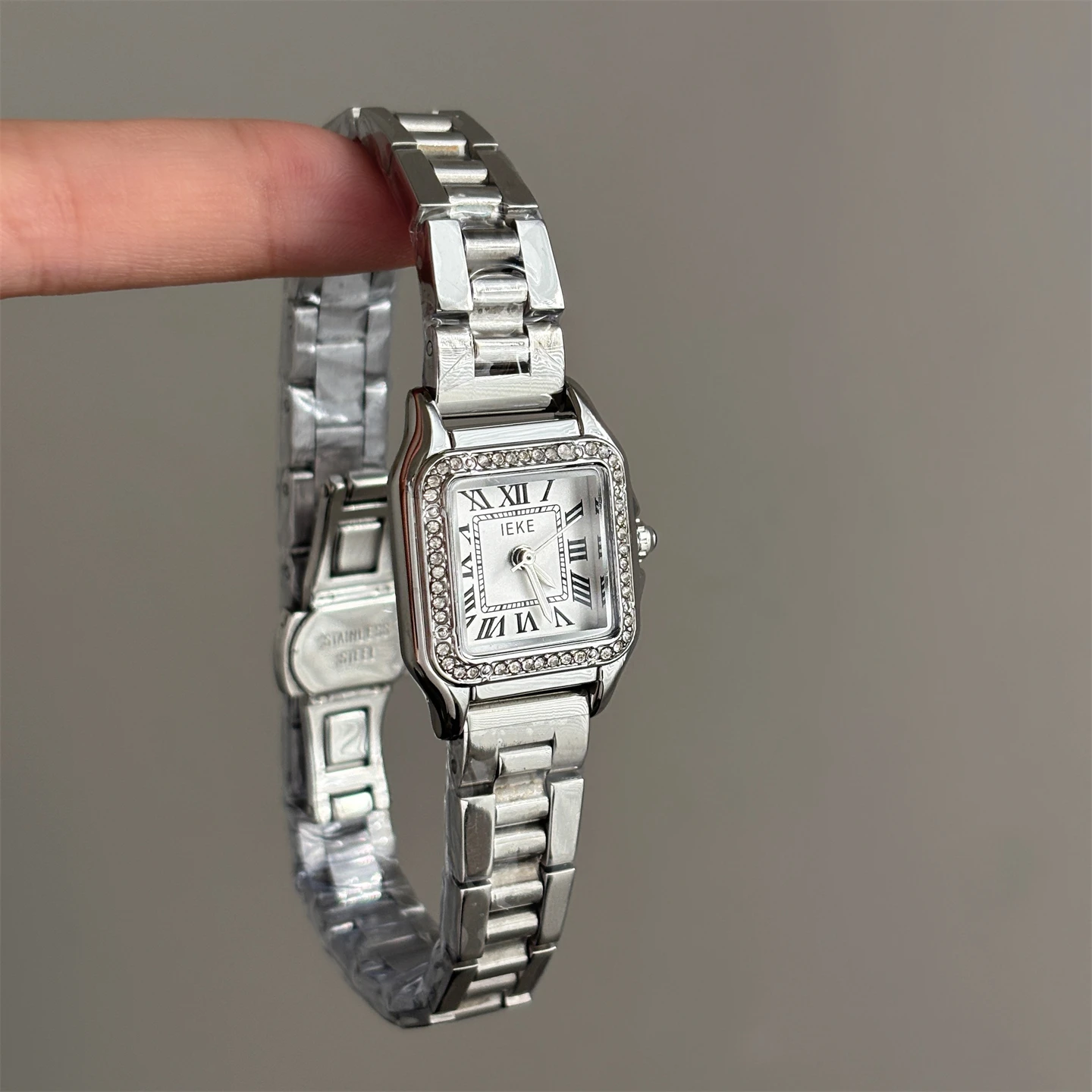 

Retro-style, understated luxury square watch for women, simple, exquisite, compact, high-value quartz watch, women's accessory.
