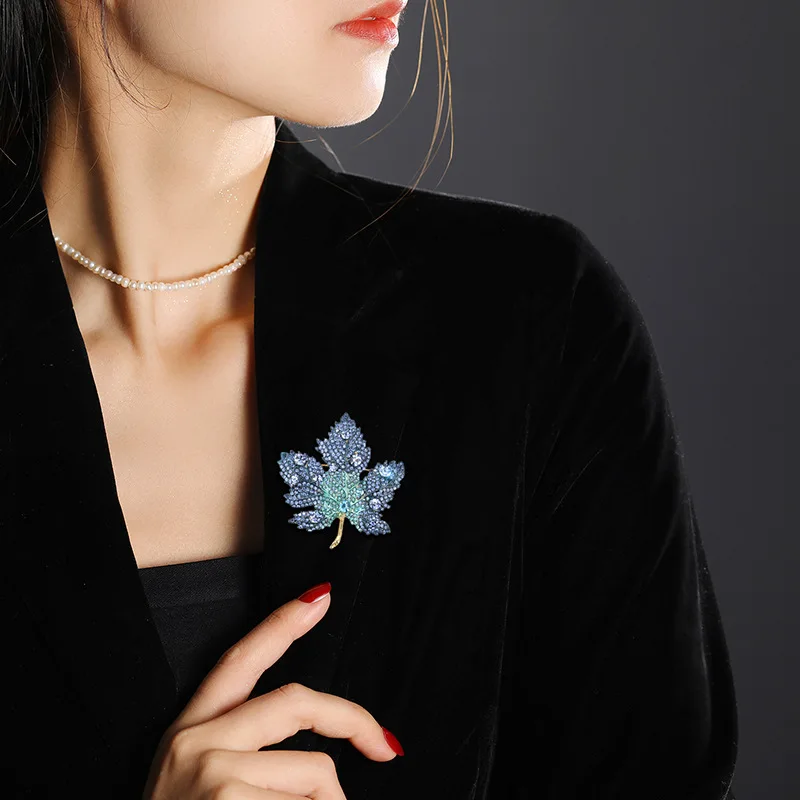 

New Fashion Heavy Rhinestone Inlaid With Maple Leaf Shape Electric Gold-plated Brooch Suit Coat Accessory Corsage Women Jewelry