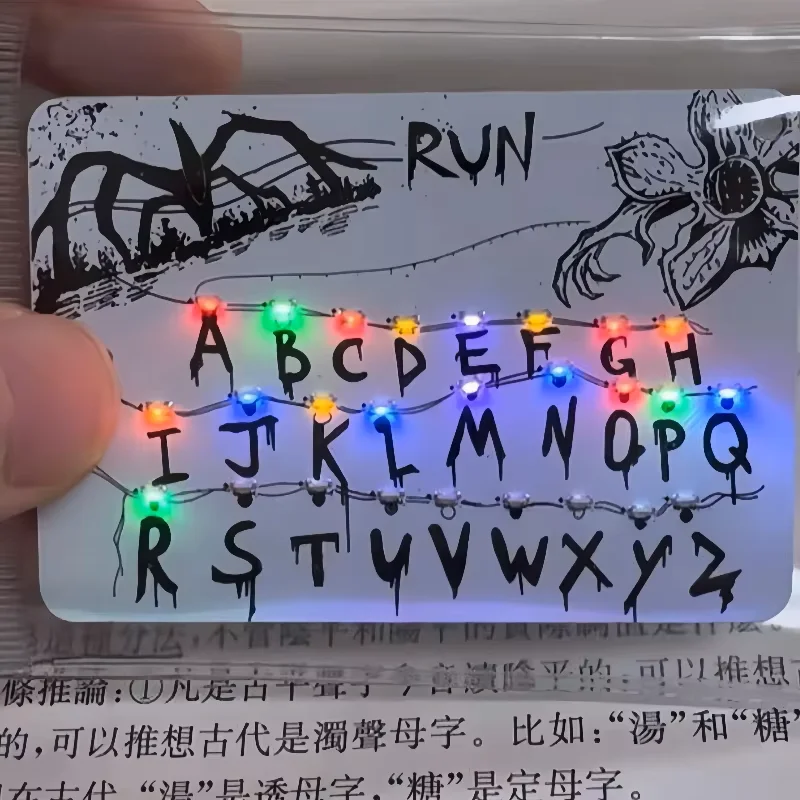 Ciondolo luminoso per carte di merci anime 26 lettere Borsa leggera Ciondolo per auto per regali di festival Accessorio per action figure di giocattoli e hobby