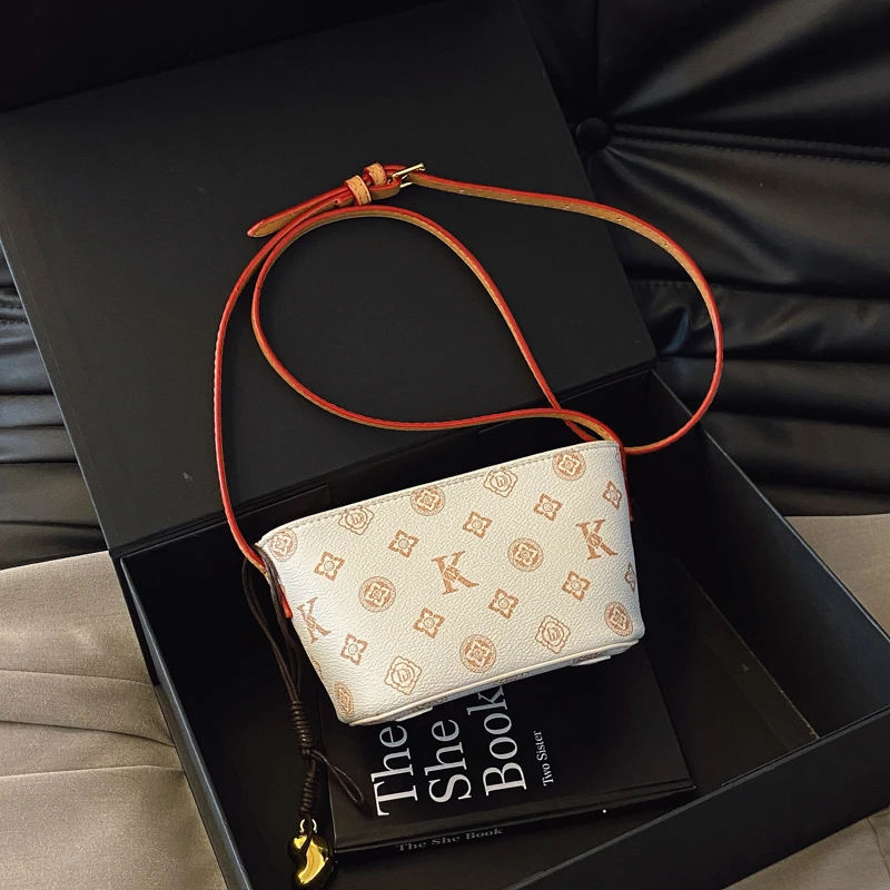 

Elegant Women's Handbag In Leather, Classic Shoulder Bag From Luxury Brand, Popular Crossbody Bags For Fashion