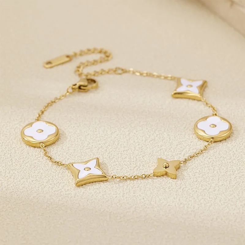 A niche design four-leaf clover light luxury high-end version white stainless steel flower bracelet for women