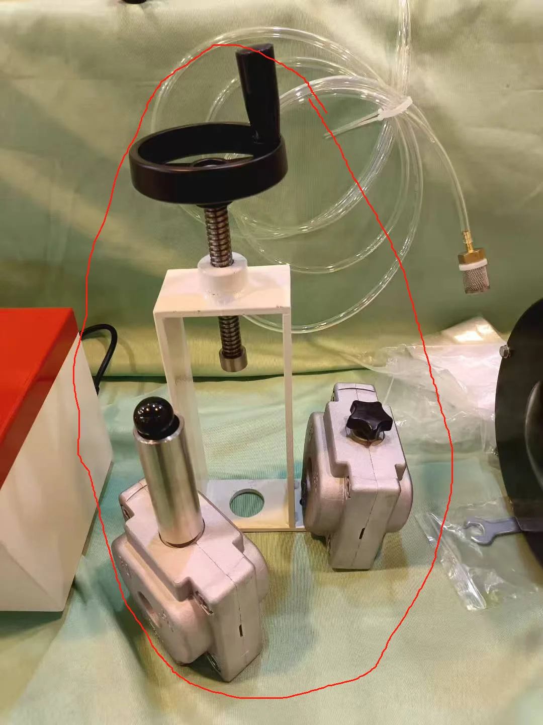 Simple syringe machine for flexible denture material injection system in dental laboratory