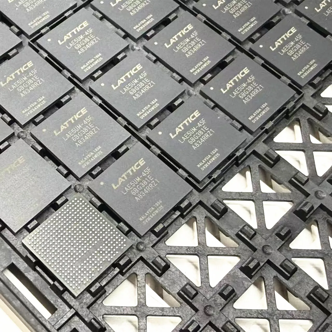 1pcs/Lot LAE5UM-45F-6BG381E BGA-381 FPGA - Field Programmable Gate Array 1.9Mbit