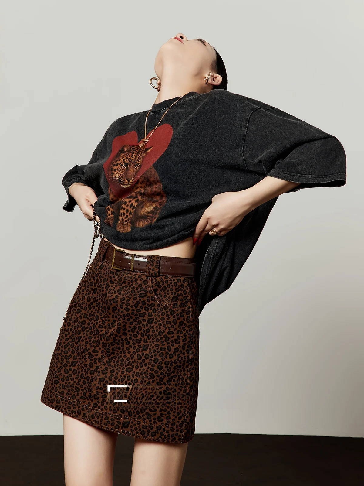 

Черная футболка с эффектом потертости, женская, с коротким рукавом, с принтом, повседневная, свободного кроя, летняя, новый стиль, оригинальный дизайн, с круглым вырезом, пуловер, топ