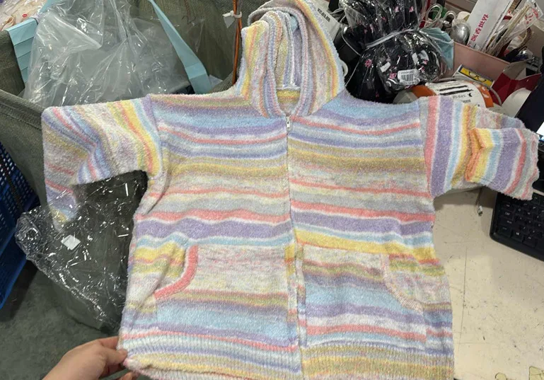 Regenbogenfarbene gestreifte Strickjacken mit Kapuze für Damen, bunte, überschnittene Schultern, Reißverschlusstaschen, lockerer Mantel, Herbst 2026, süße Freizeitjacken – Detail 2