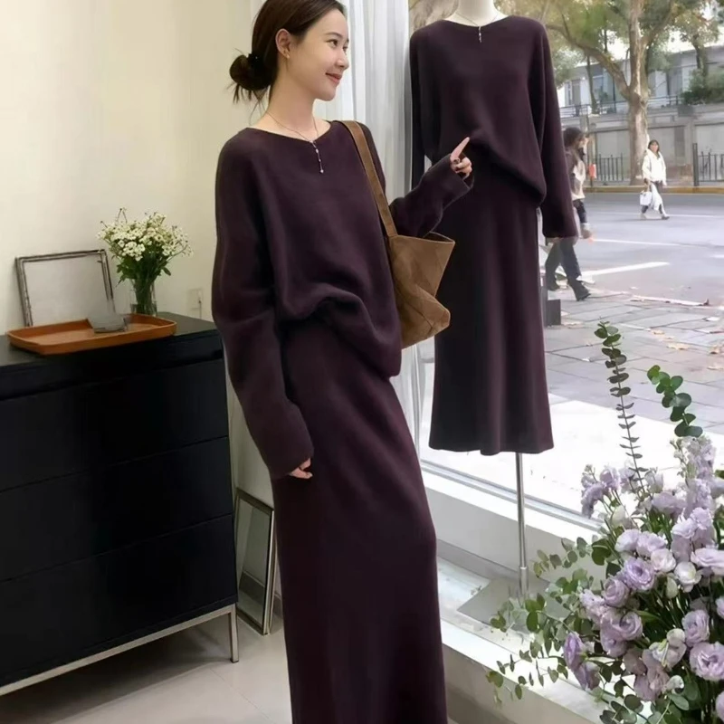 أنماط جديدة عصرية لخريف وشتاء 2026 تتميز بظهر مستدير سترة محبوكة ناعمة أرجوانية ناعمة ورقبة مستديرة تنورة عالية الخصر #2