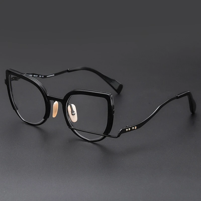 يمكن تجهيز الرجال والنساء على طراز القطط المخصص الجديد لعام 2025 بإطارات قصر النظر للقيادة في الخارج