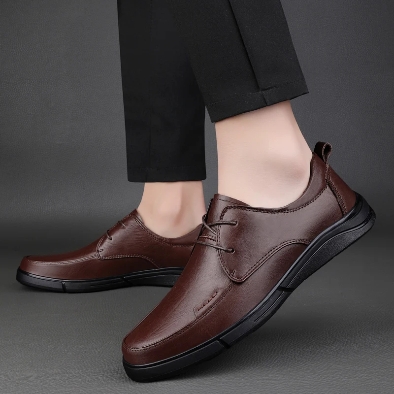 

Деловая повседневная мужская обувь. Роскошный минималистичный стиль из натуральной кожи. Черно-коричневые туфли для успешной физической классики.