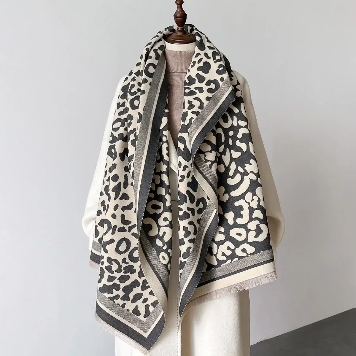 2024 New Fashion Leopard Print Cashmere Scarf Winter Shawls Female Autumn Thickened Warm Women Tassel Wraps Outdoor Neck Scarfs