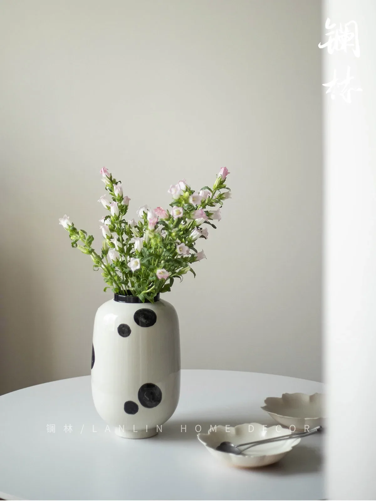 White medieval vase, ceramic flower ware, living room flower arrangement, desktop ornament, modern simple and high-end