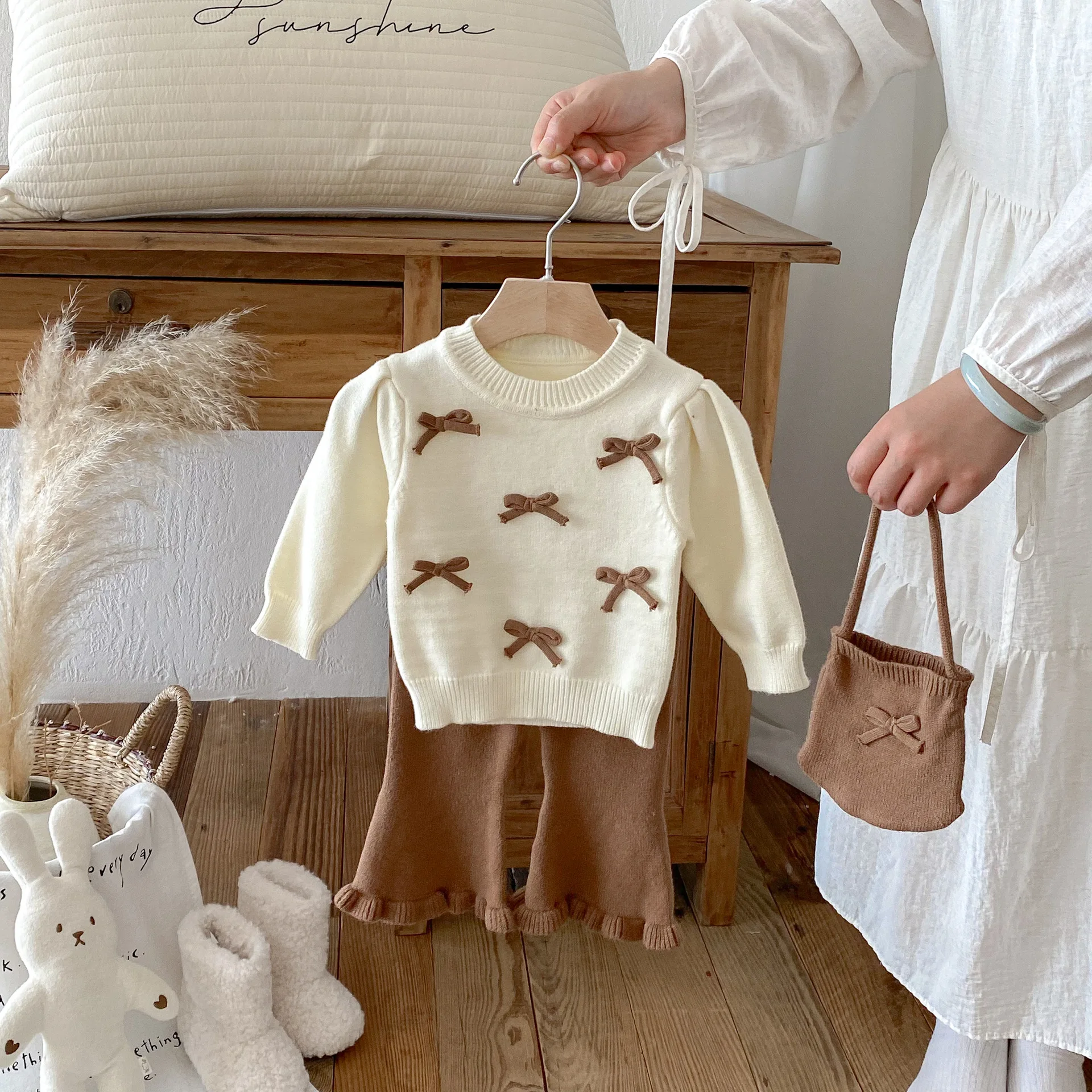 

Baby Girl Sweater Autumn and Winter 2025 Foreign Style Bow Crew Neck Top Flared Pants Cute Bag Three-piece Set