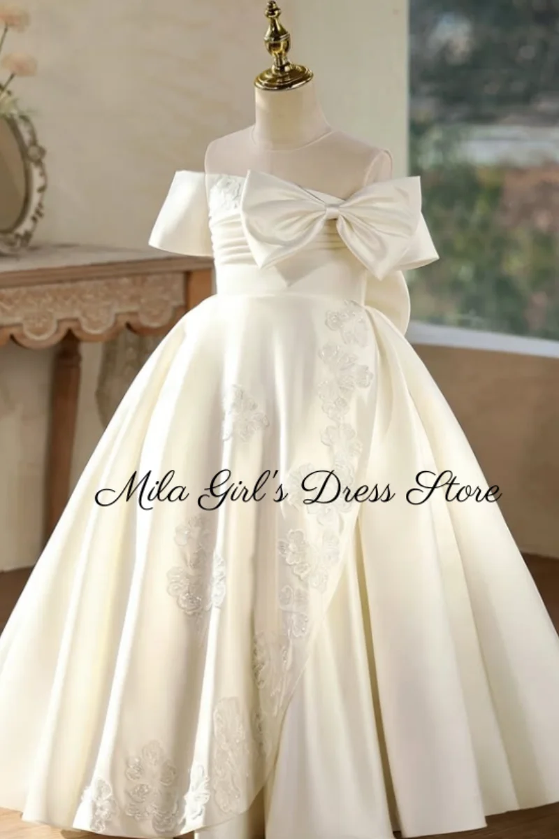 Luxury Satin Ivory Flower Girl Dress Off Shoulder Big Bow Lace Appliques Ball Gown Sleeveless Kids Wedding Party First Communion
