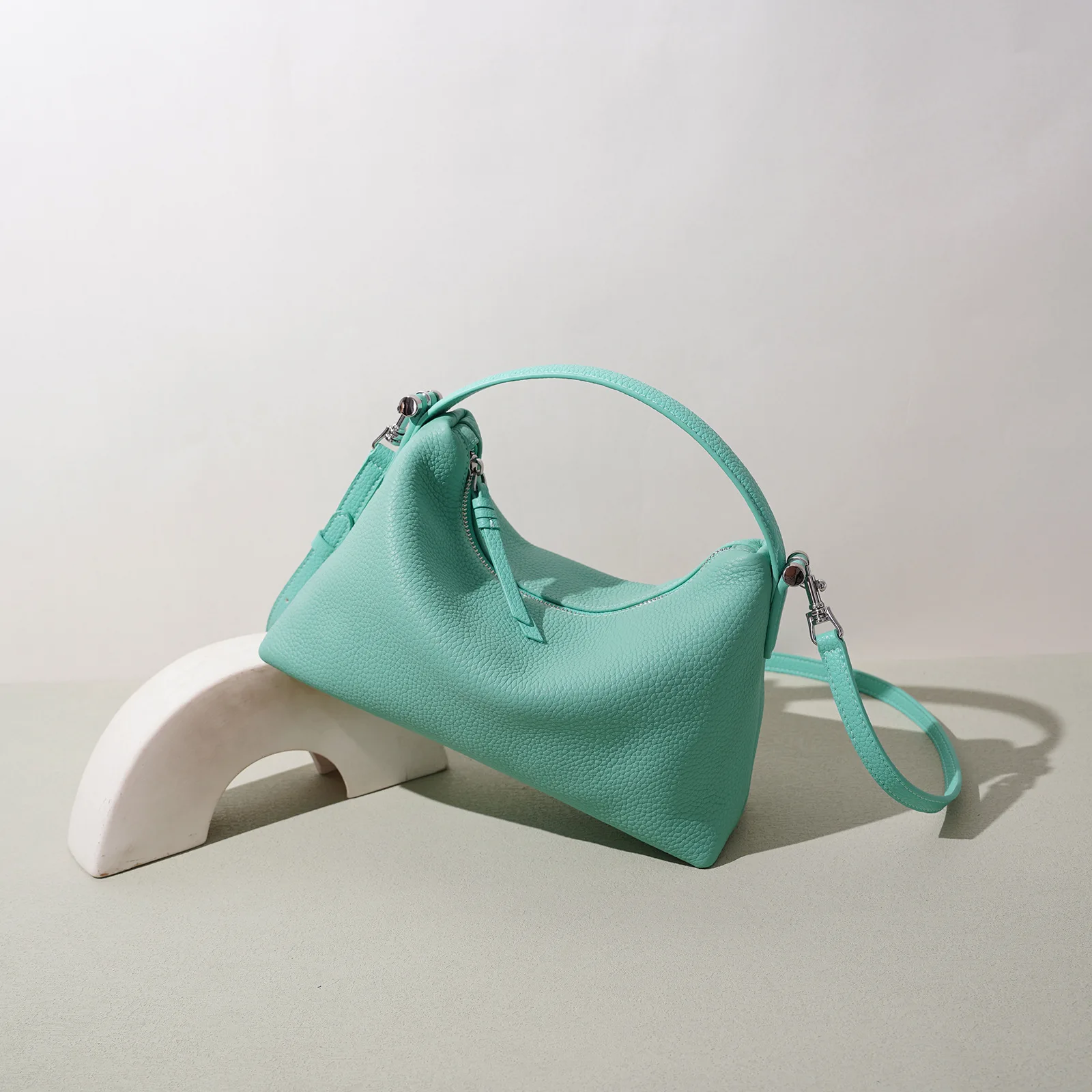 Top Layer Cowhide Leather Handbag Women's 2026 New Style Luxury Minimalist City Women's Shoulder Bag Soft Pillow Shape