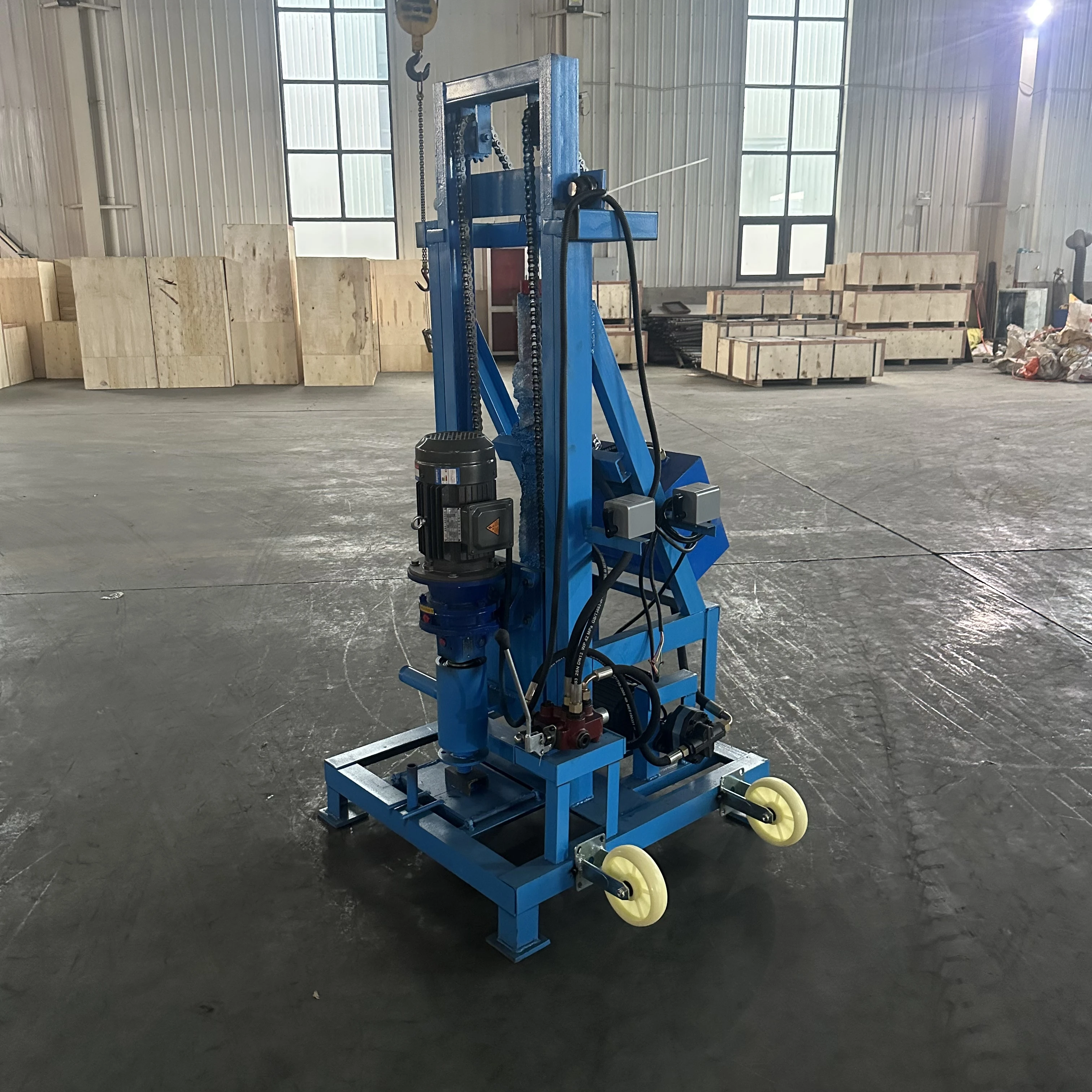 آلة حفر آبار المياه المحمولة المخصصة التي تعمل بالطاقة اليدوية ومعدات حفر آبار المياه الهيدروليكية الكهربائية المتقدمة