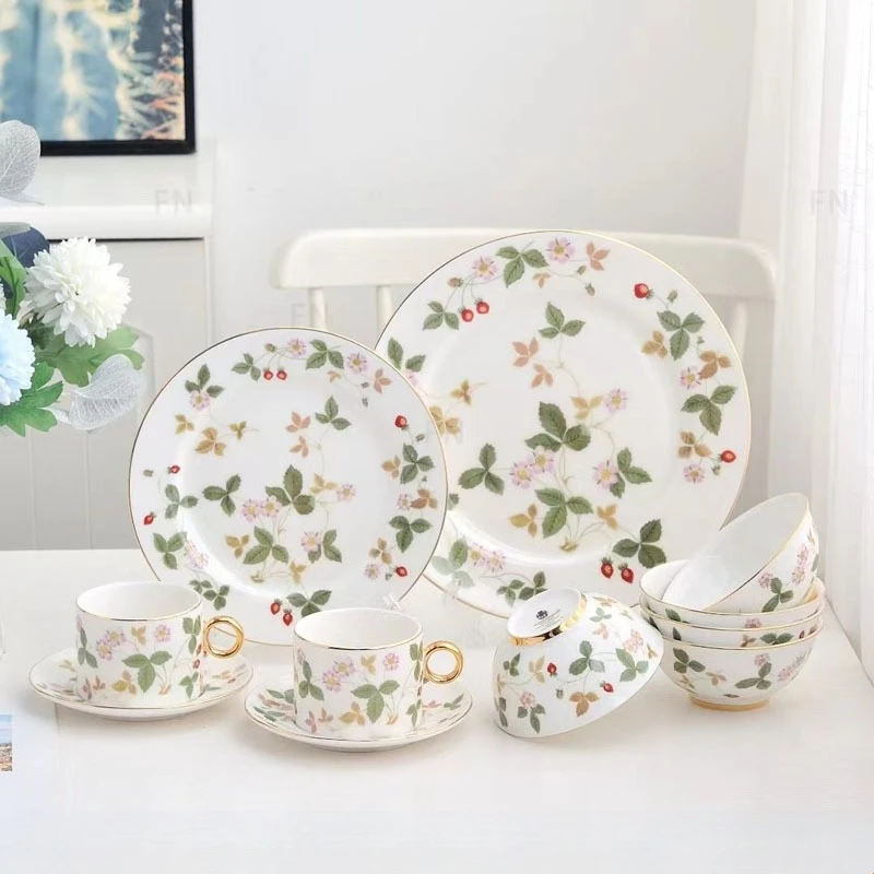 

Зеленая дикая клубника, английская позолоченная костяная фарфоровая чашка для кофе и блюдце, послеобеденный чай, черная чашка для чая, подарочная коробка