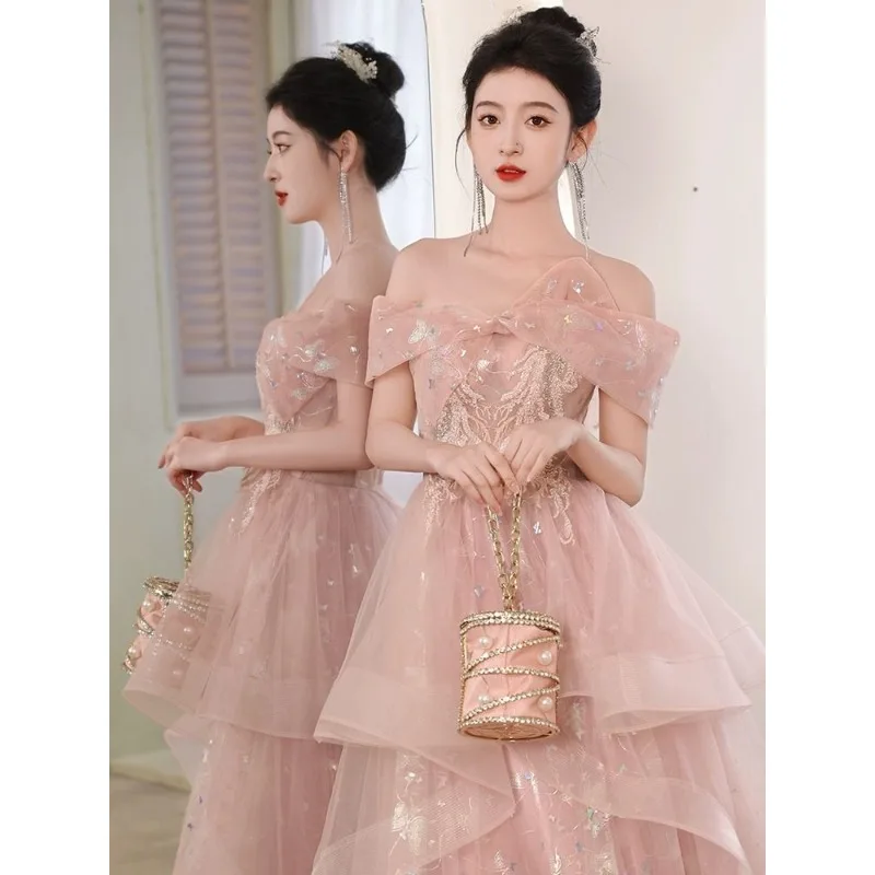 

The 2024 style one-shoulder flounced pink dress is perfectly suitable for hosts and art college entrance examinations.