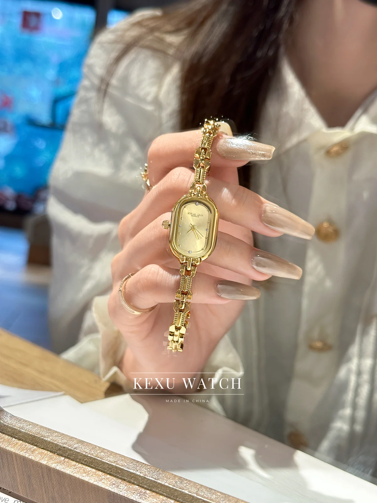 ساعة SKHL للنساء، ساعة نسائية أنيقة بسوار ذهبي، ساعات نسائية بيضاوية/وجه مستديرة أنيقة للبيع بالجملة، ساعة كوارتز عصرية