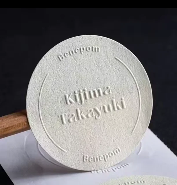Aangepaste Textuur Papier Label Afdrukken Matte Stickers Speciale Zelfklevende Merk Logo Stickers Met Embossing