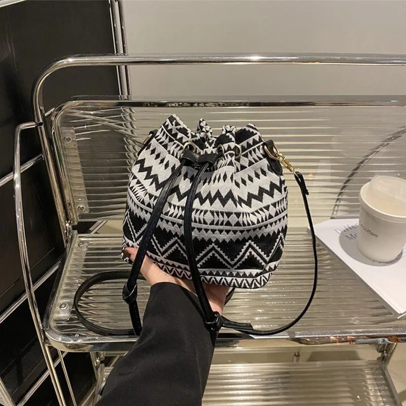 2024  New Personality Leisure Popular Single Shoulder Ethnic Wind Oblique Crossbody Drawstring Bucket Bag Female Retro