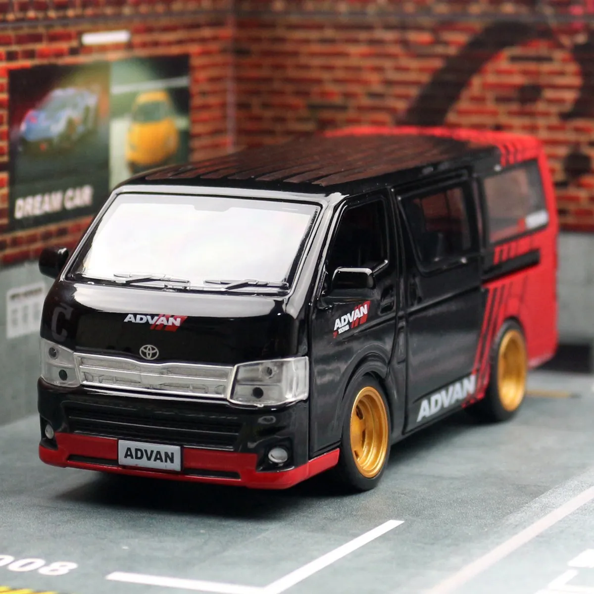 1/32 TOYOTA HIACE H200 Toy Car Diecast Metal Van MPV Miniature Model Free Wheels Sound & Light Collection Gift For Boys Children