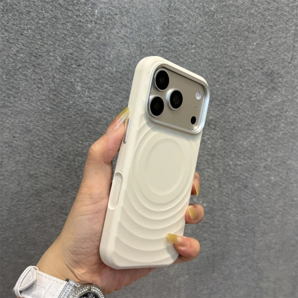 Etui na telefon MagSafe z efektem falującego się wody i metalową ramką, kompatybilne z iPhone 17, 18 Pro Max, 16 Pro, 15, z funkcją bezprzewodowego ładowania, matowe, wykonane z płynnego silikonu. — zdjęcie produktu 7