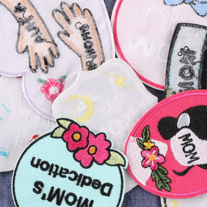 Toppe per ricamo a forma di cuore semplice ferro su I Love Hot Moms patch per abbigliamento confezione regalo per la festa della mamma fai da te