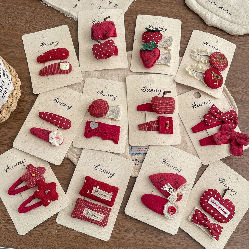 pasador-de-pelo-infantil-de-tela-roja-con-puntos-lindo-lazo-y-fresa-accesorios-versatiles-para-el-cabello-de-nina-pasador-de-pelo-de-princesa