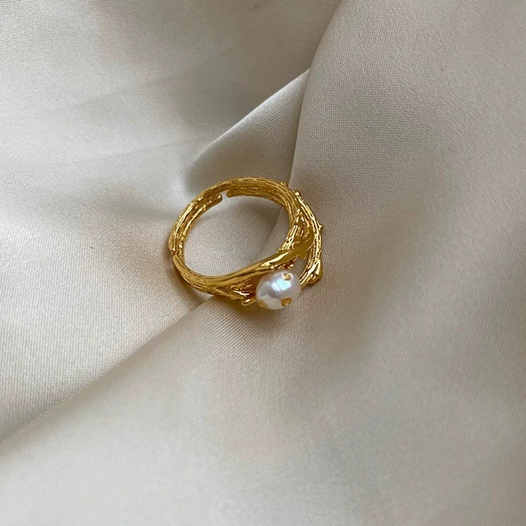 

Western Style Gold Ring with Winding Texture Ins, A Niche Baroque Treasure