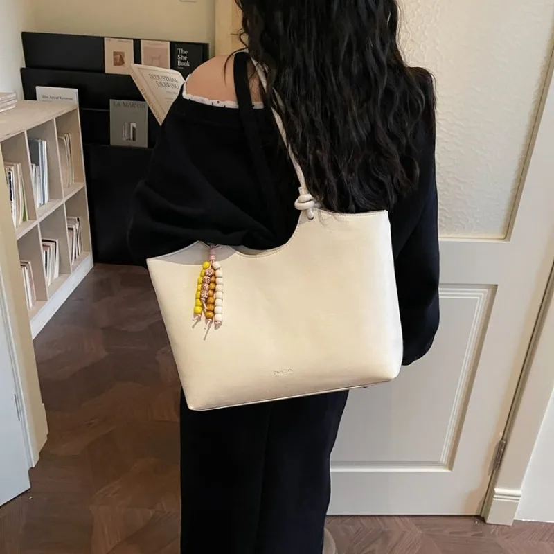 

Незаменимая кожаная сумка-тоут для деловых женщин: элегантный винтажный дизайн в парижском стиле, классическая повседневная сумка через плечо.