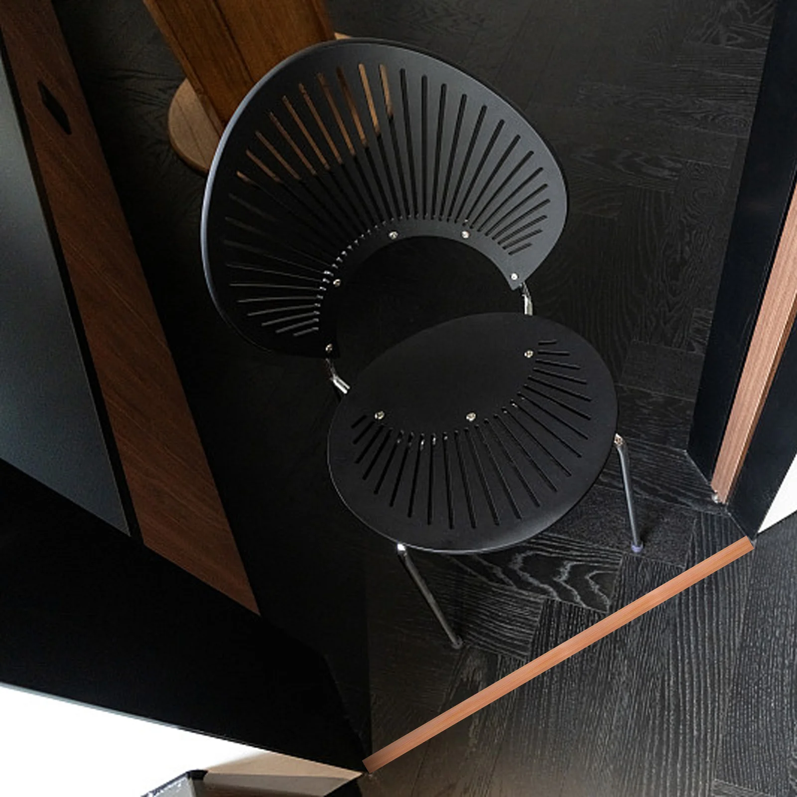 แถบปิดขอบพื้นแบบมีกาวในตัว ทำจากพีวีซี ทนทานต่อการเสื่อมสภาพ ใช้สำหรับขอบพรม ขอบประตู ติดตั้งง่าย