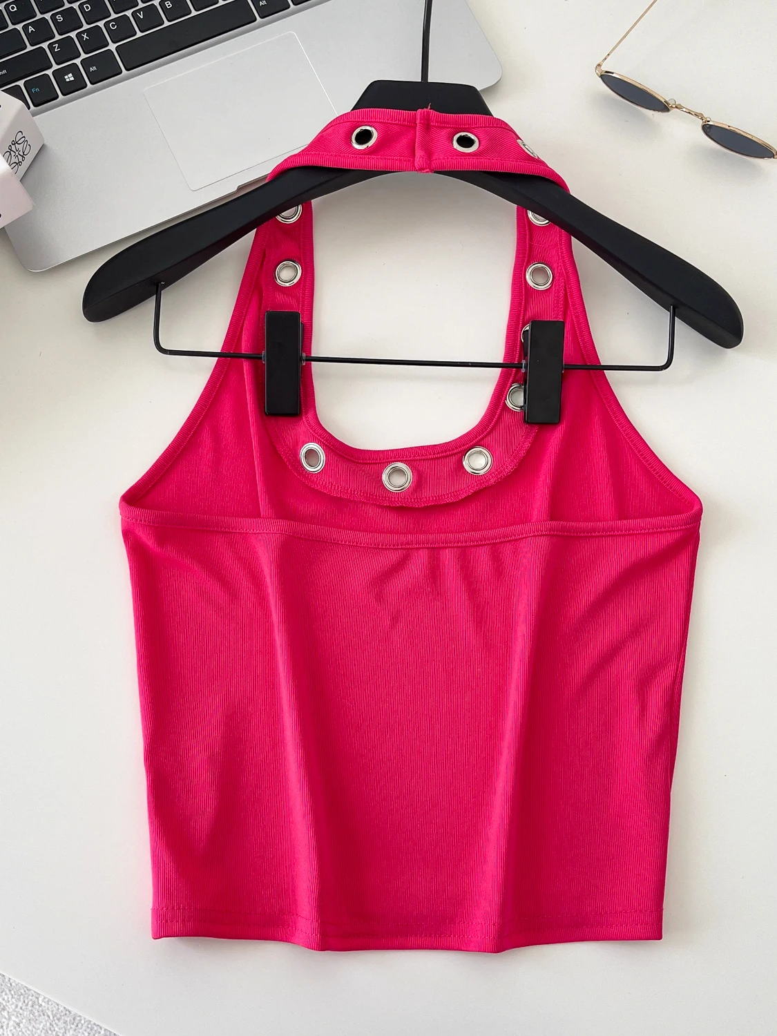 التخسيس المعادن الأزرق الجوف خارج حزام سترة المرأة الصيف Faionable تنوعا تانك القمم تخفيف Sle اللون لباس غير رسمي