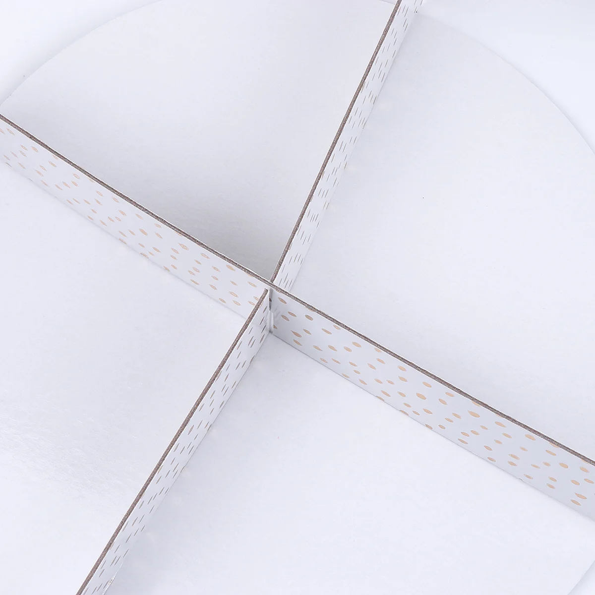 حامل كعك بنمط نقطة ذهبية قابل للطي حامل عرض ورقي مستدير للكب كيك الكعك والحلويات طبقة واحدة علاج للاستعمال مرة واحدة