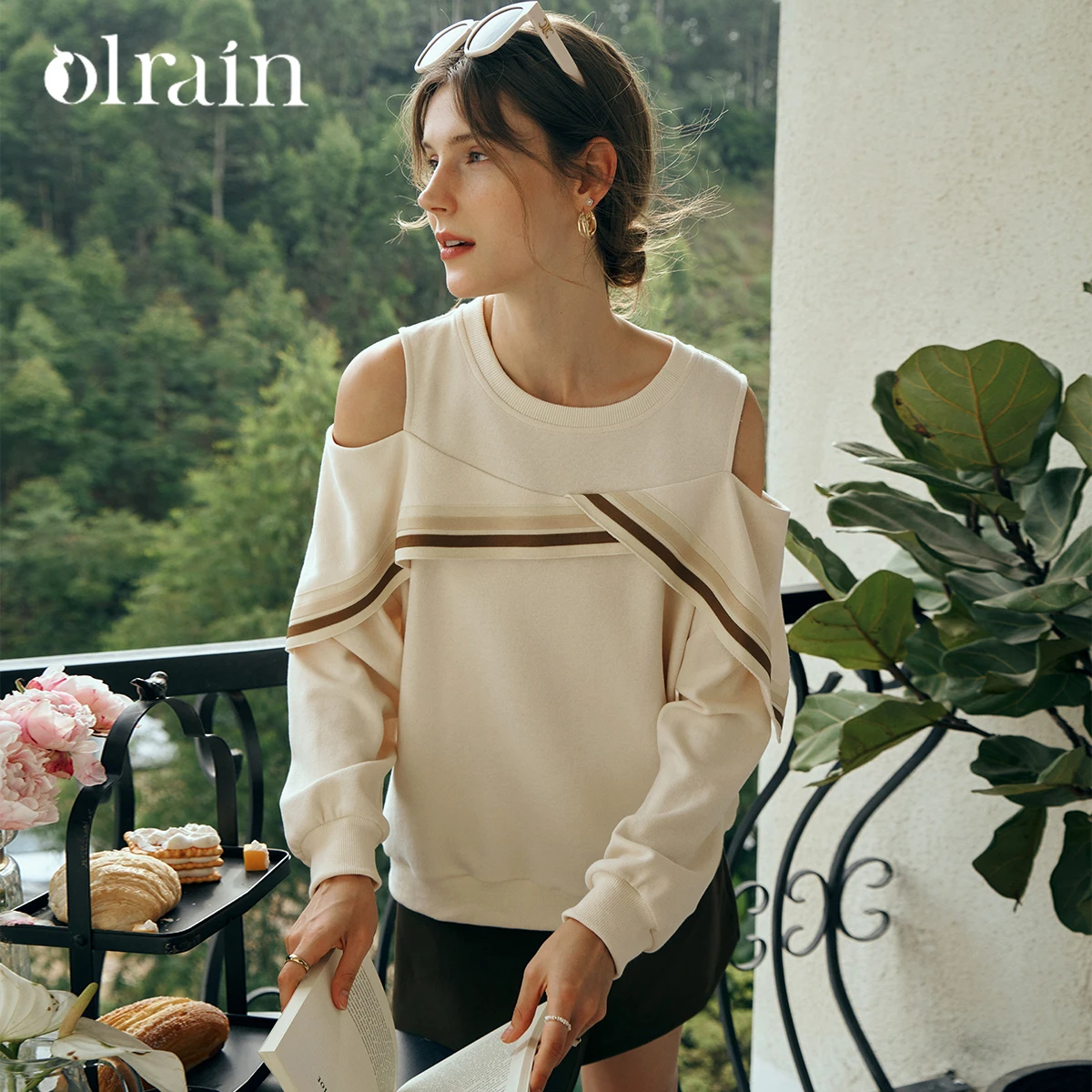 OLrain Oriel Apricot Crew Neck Sweater Women's Early Spring 2026 New French Shoulder-Spilling Design Top O23QR83326