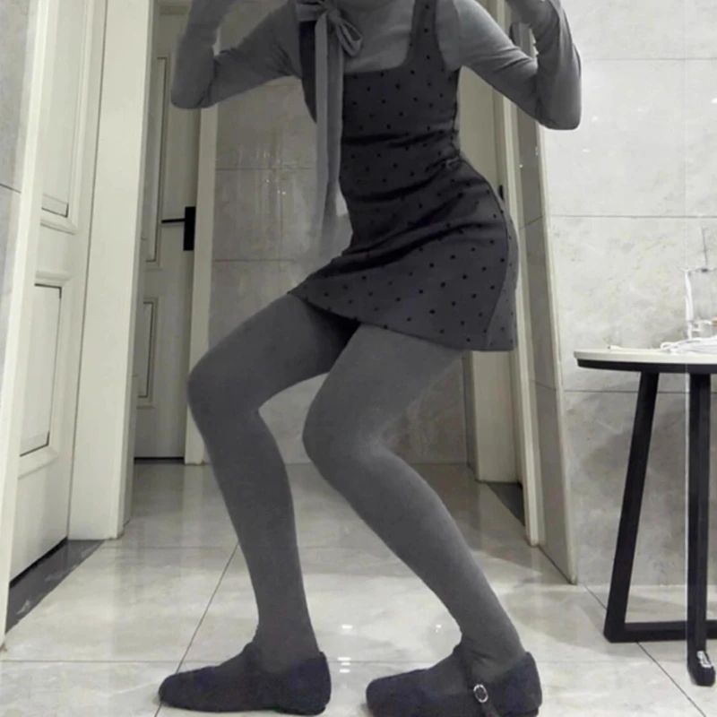 T-shirt grigia a maniche lunghe con collo semi-alto Abito sottoveste a pois a strati da donna Abito con base sottile Gonna corta