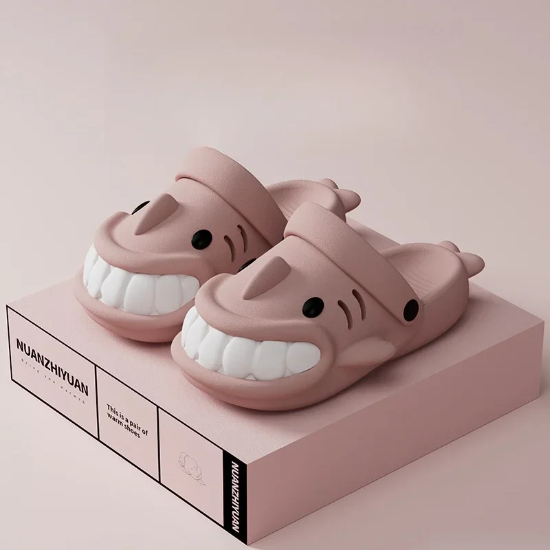 Zapatillas de tiburón sonriente periférico de Anime, chanclas de baño, zapatillas de playa, zapatos planos antideslizantes, hombres y mujeres