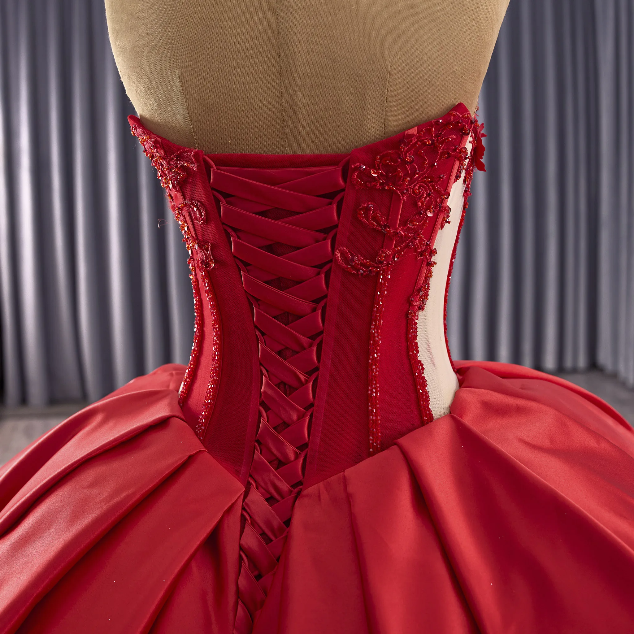 فستان زفاف Rosymae منتفخ باللون الأحمر مع رقبة على شكل حرف V، تصميم فريد من نوعه، ذيل كاتدرائية دراماتيكي، تنورة مكشكشة، قماش شفاف، مظهر كبير