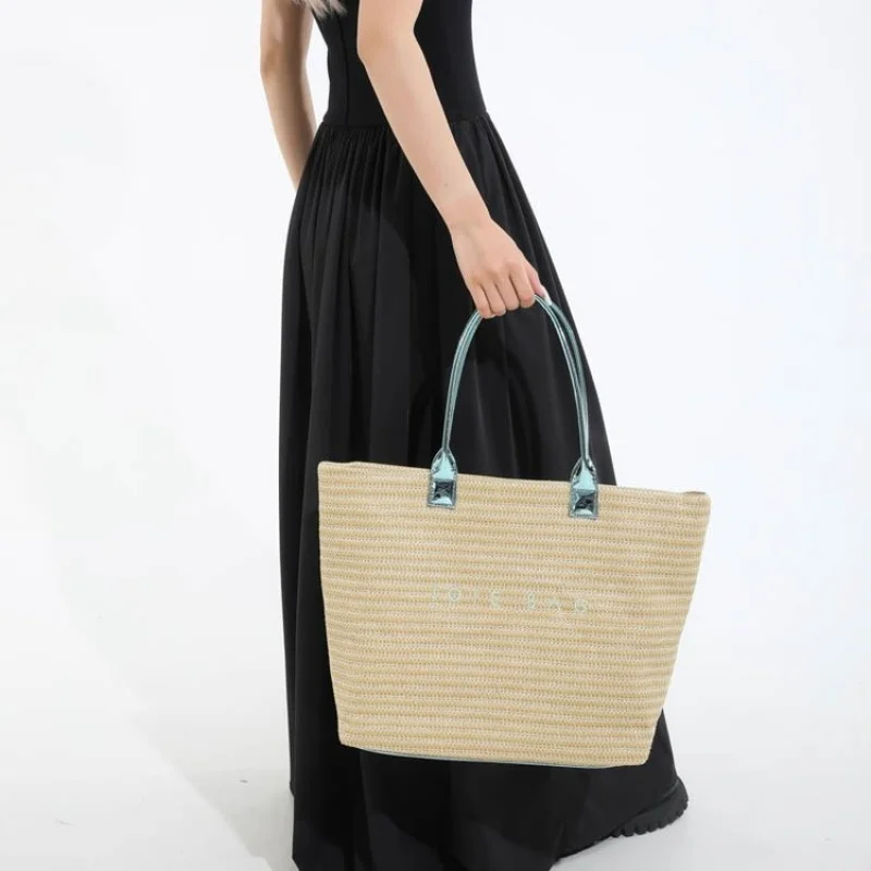 

Elegant Tote Bags In Luxurious Leather For Ladies, Roomy And Organized With Pockets, Perfect For Travel Or Daily Errands
