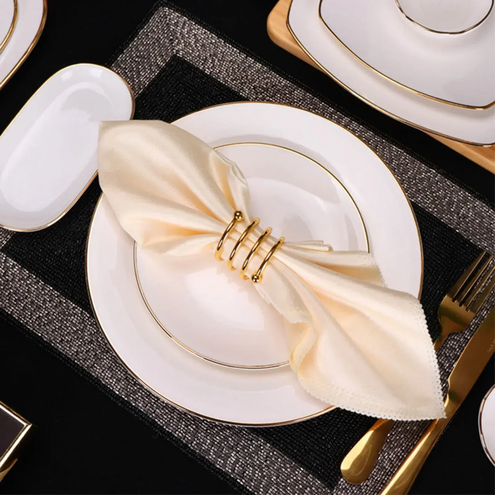 5Pcs Spiral Spring Shaped Gold Napkin Rings Metal Napkin Buckle Wedding Holiday Party Dinning Table Decoration Napkin Holder