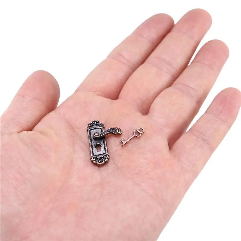 กุญแจล็อคประตูบ้านจำลอง 1:12 รุ่น B05C-12Pcs ทำจากโลหะผสม สไตล์เรโทร พร้อมมือจับด้านขวา