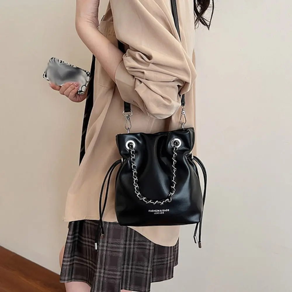 

Сумка-ведро в корейском стиле с цепочками, на плечо, из искусственной кожи, вместительная, на шнурке