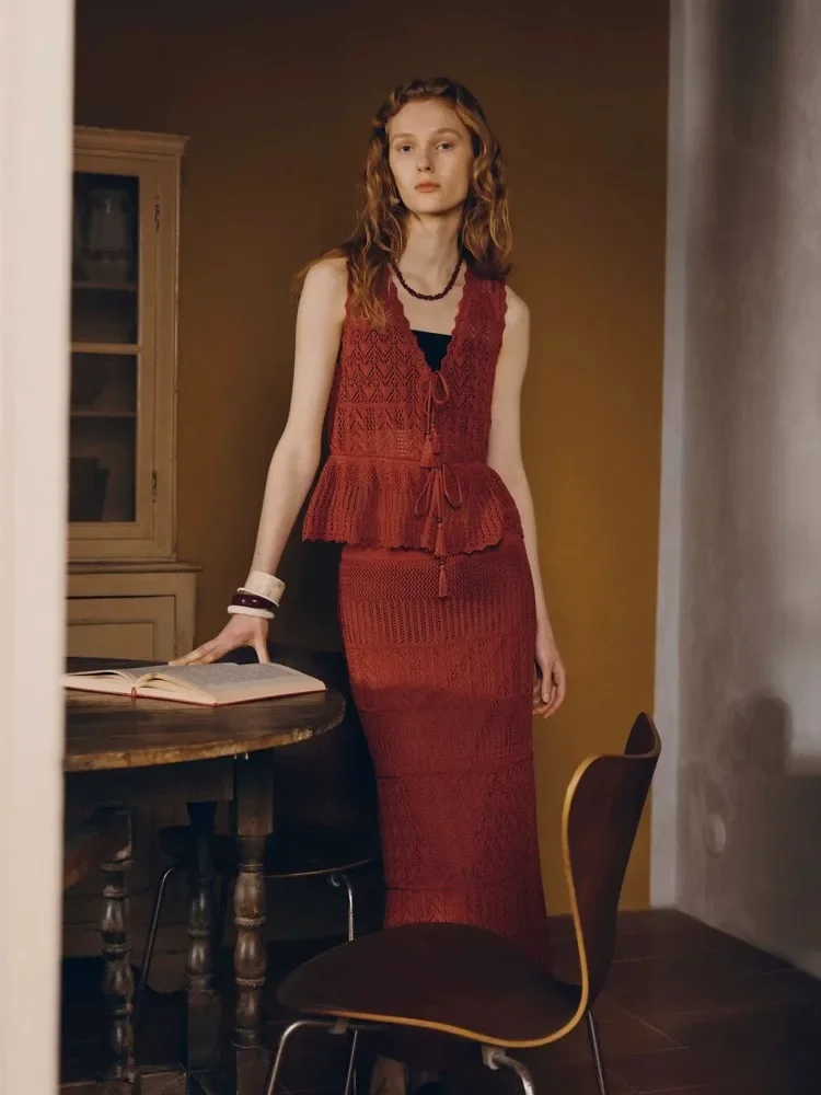 Estilo boêmio damasco escavado colete de malha de design de verão feminino de duas peças emparelhado com conjunto de meia saia fina