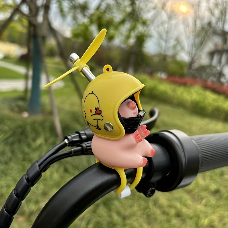 Cute Piglet Bicycle Decoration Helmet Handlebar Ornament, Strap-On Style Electric Vehicle, Car, and Motorcycle Decoration, Bicycle and Mountain Bike Decoration, Cute Piglet Ornament with Helmet, Strap-On Motorcycle Handlebar Creative Decoration, Birthday Gift for Friends, Bicycle and Mountain Bike Handlebar Decoration