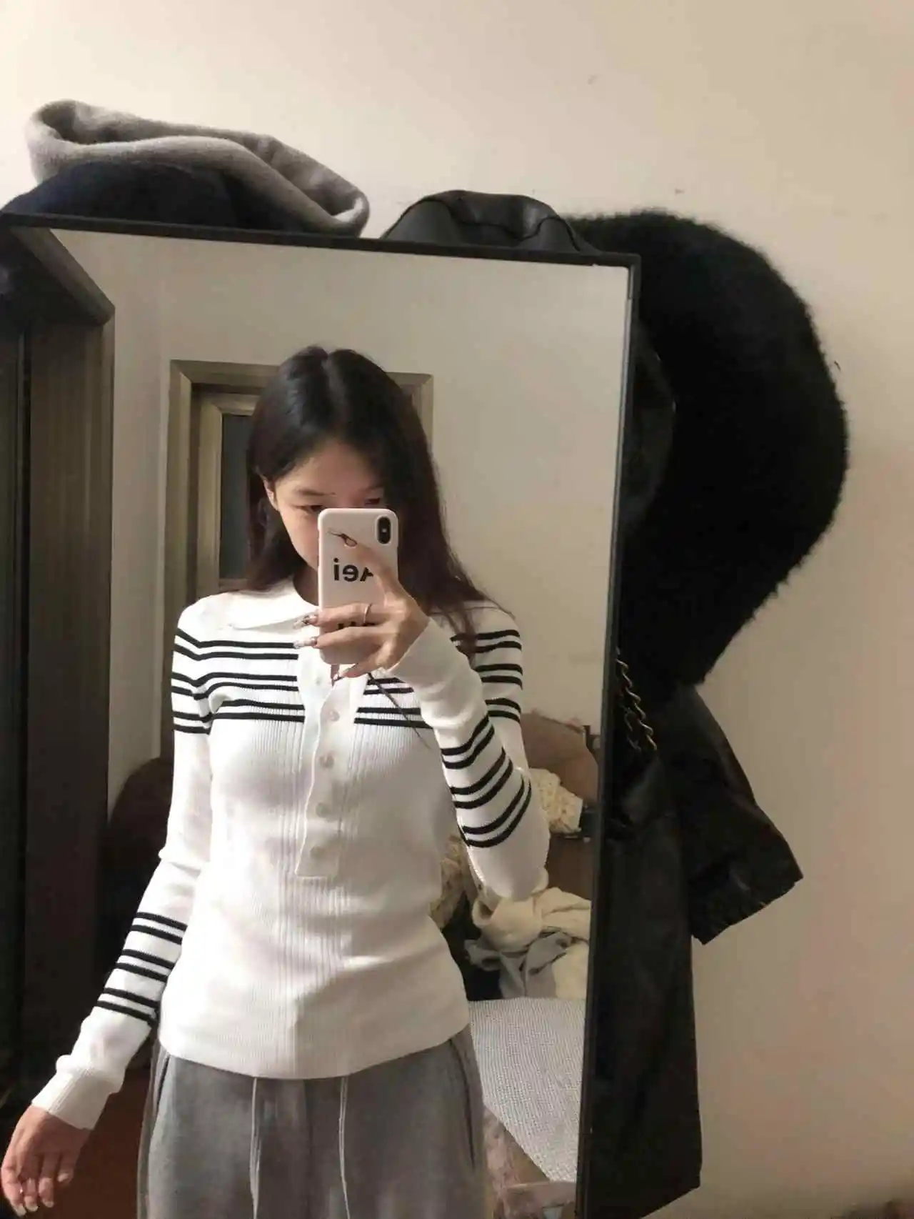 

Вязаная футболка с длинными рукавами в полоску контрастного цвета в сочетании с новым высококачественным топом с полуоткрытым вырезом для Wo